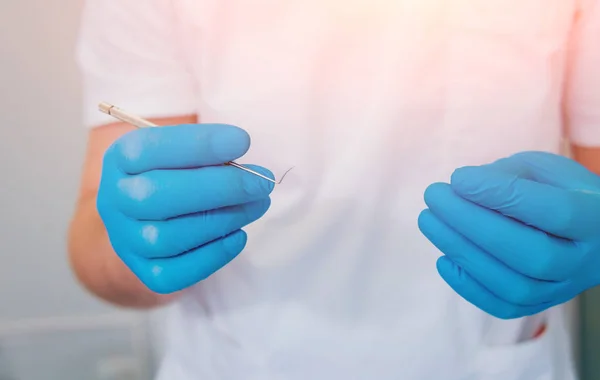 Equipo Oftálmico Para Cirugía Ocular Cirujano Sostiene Instrumento Tratamiento Quirúrgico — Foto de Stock