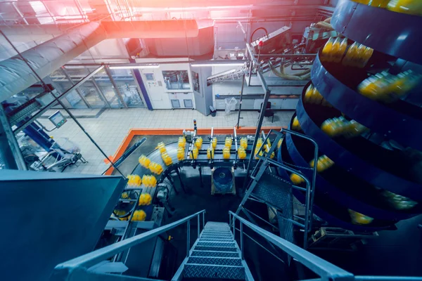 Çemberleme makinesi paketleme hattı için. Modern makine fabrikasında paketleme hattı için. Teknoloji ve endüstri kavramı. Arka plan