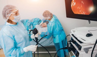 Endoskopi hastanede. Doktor holding endoskop gastroskopi önce. Tıbbi muayene