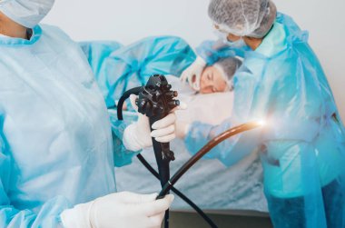 Endoskopi hastanede. Doktor holding endoskop gastroskopi önce. Tıbbi muayene