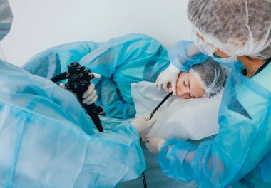 Endoskopi hastanede. Doktor holding endoskop gastroskopi önce. Tıbbi muayene