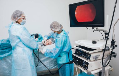 Endoskopi hastanede. Doktor holding endoskop gastroskopi önce. Tıbbi muayene