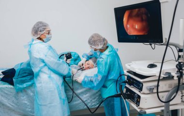 Endoskopi hastanede. Doktor holding endoskop gastroskopi önce. Tıbbi muayene