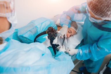 Endoskopi hastanede. Doktor holding endoskop gastroskopi önce. Tıbbi muayene