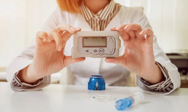 Doctor Holding Insulin Pump His Hands Diabetes Concept — Stock Photo, Image