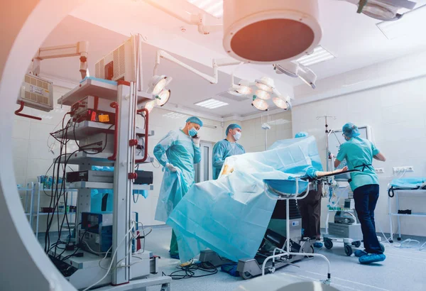 创伤手术的过程 一组外科医生带着外科X光设备在手术室里 医疗背景 — 图库照片