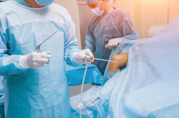 关节镜手术 外科整形外科医生在手术室用现代关节镜工具进行协同工作 膝盖手术 医院背景 — 图库照片