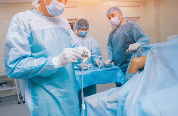 Cirugía Artroscopio Cirujanos Ortopédicos Equipo Quirófano Con Modernas Herramientas Artroscópicas — Foto de Stock