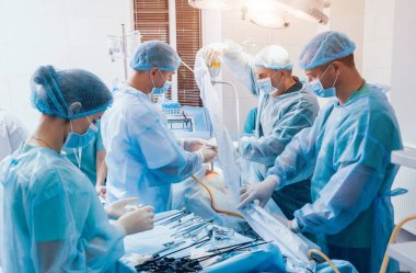 Laparoskopik kullanýlýyor Jinekolojik cerrahi operasyon süreci. Ameliyathane cerrahi ekipman ile cerrahlarından grubudur. Arka plan