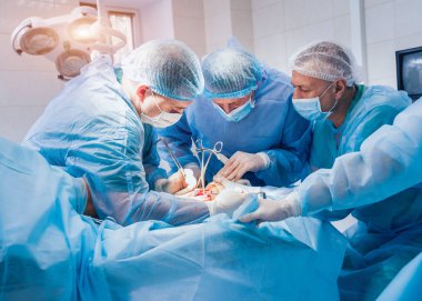 Travma cerrahisi operasyon süreci. Ameliyathane cerrahi ekipman ile cerrahlarından grubudur. Tıbbi geçmişi