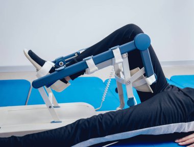 Hasta BGBM (sürekli pasif hareket aralığını) makinelerde. Aygıt için ayak bileği ve subtalar eklem anatomik olarak doğru hareket sağlamak için. Sonra yaralı ayak'ın rehabilitasyon