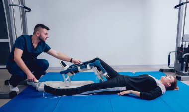 Hasta BGBM (sürekli pasif hareket aralığını) makinelerde. Aygıt için ayak bileği ve subtalar eklem anatomik olarak doğru hareket sağlamak için. Sonra yaralı ayak'ın rehabilitasyon
