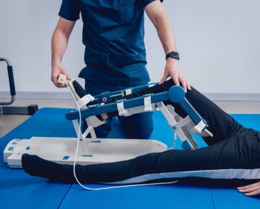 Hasta BGBM (sürekli pasif hareket aralığını) makinelerde. Aygıt için ayak bileği ve subtalar eklem anatomik olarak doğru hareket sağlamak için. Sonra yaralı ayak'ın rehabilitasyon