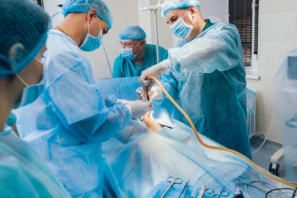 Processo Cirurgia Ginecológica Usando Equipamentos Laparoscópicos Grupo Cirurgiões Centro Cirúrgico — Fotografia de Stock