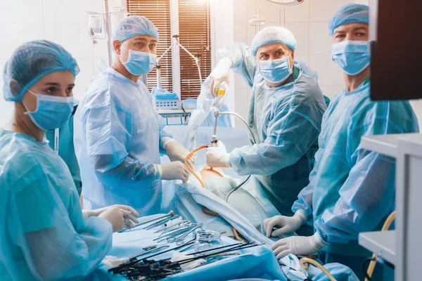 Proceso Cirugía Ginecológica Utilizando Equipo Laparoscópico Grupo Cirujanos Quirófano Con —  Fotos de Stock