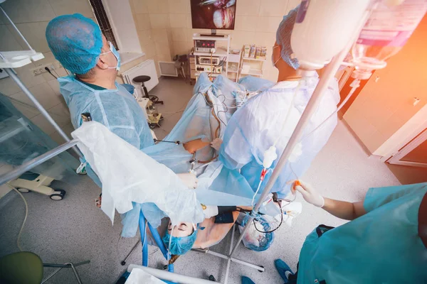 Процесс Операции Гинекологической Хирургии Использованием Лапароскопического Оборудования Группа Хирургов Операционной — стоковое фото