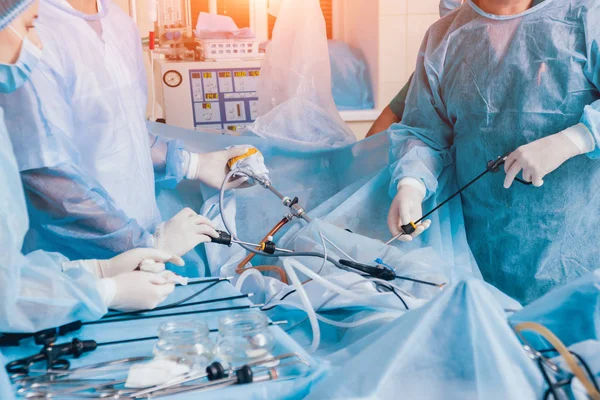 Proceso Cirugía Ginecológica Utilizando Equipo Laparoscópico Grupo Cirujanos Quirófano Con —  Fotos de Stock