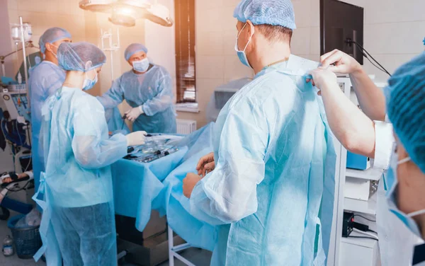 Verfahren Der Gynäkologischen Operation Mit Laparoskopischen Geräten Gruppe Von Chirurgen — Stockfoto