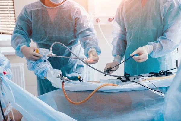 使用腹腔镜设备进行妇科手术的过程 在手术室的外科医生小组与手术设备 — 图库照片