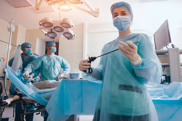 Processo Cirurgia Ginecológica Usando Equipamentos Laparoscópicos Grupo Cirurgiões Centro Cirúrgico — Fotografia de Stock