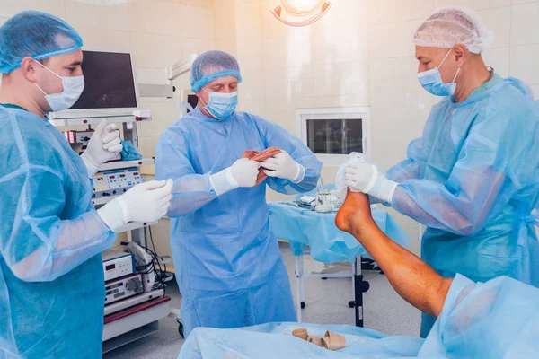 Processo Intervento Chirurgico Traumatico Gruppo Chirurghi Sala Operatoria Con Attrezzature — Foto Stock