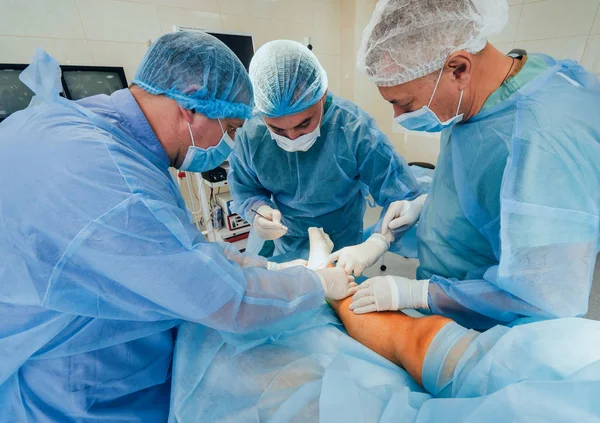 Processo Operação Cirurgia Trauma Grupo Cirurgiões Centro Cirúrgico Com Equipamento — Fotografia de Stock