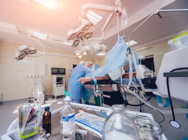 Travma Cerrahisi Operasyon Süreci Ameliyathane Cerrahi Ekipman Ile Cerrahlarından Grubudur — Stok fotoğraf