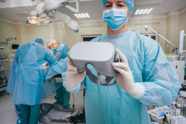 Doktor Gabinecie Chirurgicznym Okularami Wirtualnej Rzeczywistości Tle Prawdziwej Operacji Nowoczesne — Zdjęcie stockowe