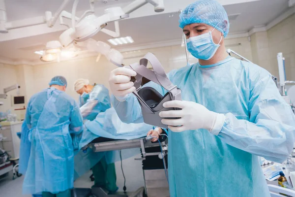 Доктор Хірургічній Кімнаті Окулярами Віртуальної Реальності Тлі Реальної Операції Сучасні — стокове фото