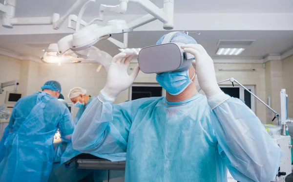 Arts Een Chirurgische Ruimte Met Virtual Reality Bril Achtergrond Van — Stockfoto
