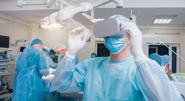 Arts Een Chirurgische Ruimte Met Virtual Reality Bril Achtergrond Van — Stockfoto