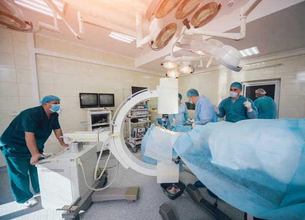 Processen För Traumaoperation Grupp Kirurger Operationssalen Med Kirurgisk Röntgenutrustning Läkarbakgrund — Stockfoto