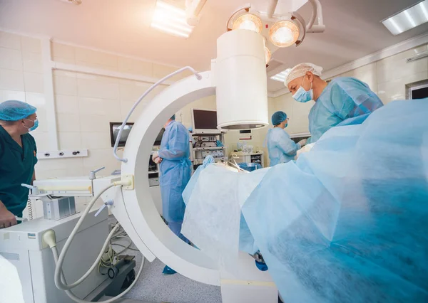 Processo Operação Cirurgia Trauma Grupo Cirurgiões Centro Cirúrgico Com Equipamento — Fotografia de Stock