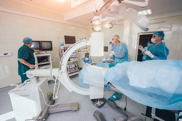 Processo Operação Cirurgia Trauma Grupo Cirurgiões Centro Cirúrgico Com Equipamento — Fotografia de Stock