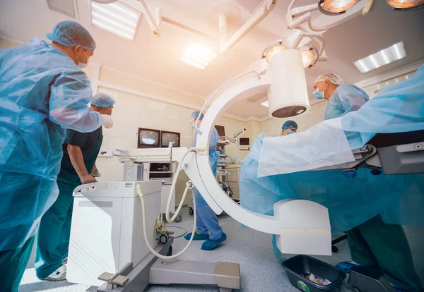 Processen För Traumaoperation Grupp Kirurger Operationssalen Med Kirurgisk Röntgenutrustning Läkarbakgrund — Stockfoto