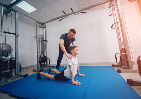 Conceptul Reabilitare Băiatul Face Exerciții Mat Sub Supravegherea Fizioterapeutului Terapie — Fotografie, imagine de stoc