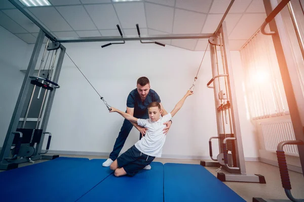 Rehabilitasyon Kavramı Genç Çocuk Mat Fizyoterapist Gözetiminde Egzersizleri Yapıyor Egzersiz — Stok fotoğraf