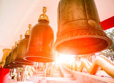 Sembolleri Budizm. Çan. Güneydoğu Asya. Ayrıntılar Tayland Budist tapınağı. Arka planlar