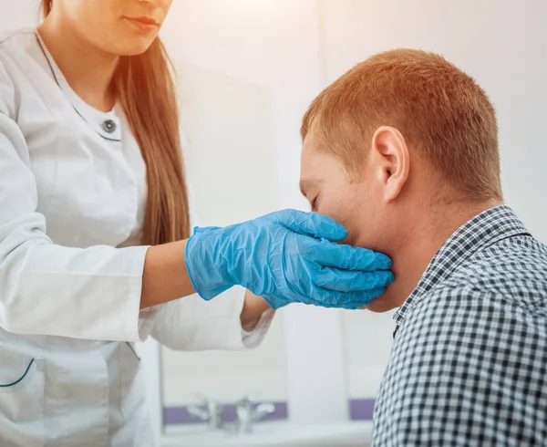 Otolaryngologue Examine Gorge Homme Matériel Médical Diagnostic Soins Santé Service — Photo