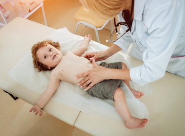 Klinikte hasta çocuğu olan dost canlısı bir doktor. Teşhis, sağlık, sağlık hizmetleri