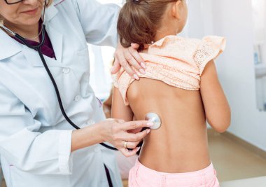 Klinikte hasta çocuğu olan dost canlısı bir doktor. Teşhis, sağlık, sağlık hizmetleri