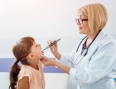 Klinikte hasta çocuğu olan dost canlısı bir doktor. Teşhis, sağlık, sağlık hizmetleri