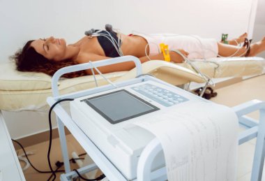 Klinikte hastaya kardiyogram testi yapan elektrokardiyogram ekipmanı olan doktor. Teşhis, sağlık, tıbbi hizmet