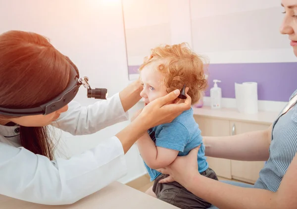 Otolaryngoloog Onderzoekt Kleine Jongen Medische Apparatuur Diagnose Gezondheidszorg Medische Dienstverlening — Stockfoto