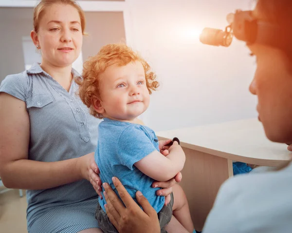 Otolaryngolog Zkoumá Malého Chlapce Lékařské Vybavení Diagnostika Zdravotní Péče Lékařská — Stock fotografie