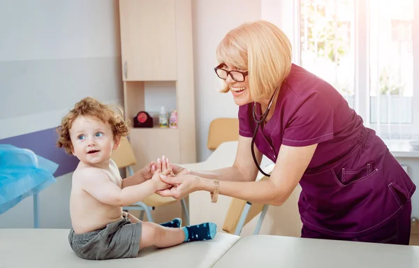 Přátelský Lékař Pediatr Trpělivým Dítětem Klinice Diagnostika Zdravotní Péče Lékařská — Stock fotografie