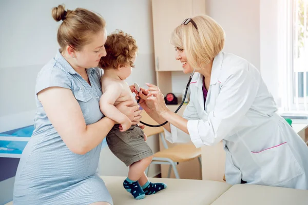 Přátelský Lékař Pediatr Trpělivým Dítětem Klinice Diagnostika Zdravotní Péče Lékařská — Stock fotografie