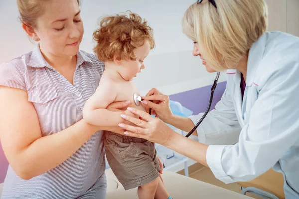 Přátelský Lékař Pediatr Trpělivým Dítětem Klinice Diagnostika Zdravotní Péče Lékařská — Stock fotografie