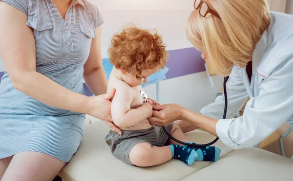 Přátelský Lékař Pediatr Trpělivým Dítětem Klinice Diagnostika Zdravotní Péče Lékařská — Stock fotografie