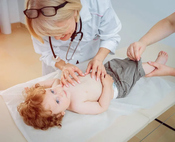 Přátelský Lékař Pediatr Trpělivým Dítětem Klinice Diagnostika Zdravotní Péče Lékařská — Stock fotografie